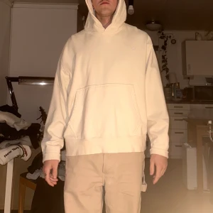 Adidas Hoodie - Väldigt skön och tung adidas hoodie Väldigt fint skick 10/10 Lite större men passar mig 182cm