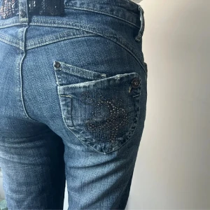 Lowwaist och Bootcut med glitterdetaljer ✨ - Midjemått rätt över): 38cm Innerbenslängd): 69cm Skit snygga men säljer för att dem var för korta för mig tyvärr… helt oanvända.
