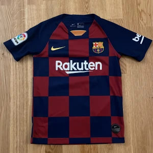 Barcelona tröja - Äkta Barcelona tröja inte trasigt någonstans. Kontakta mig om du har frågor