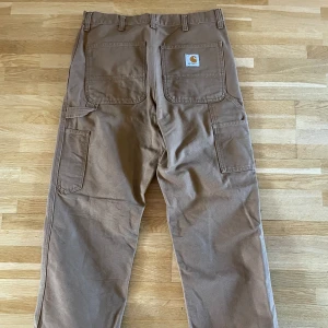Vintage carhartt jeans - Väldigt snygga carhartt jeans i mycket gott skick. Färgen är mest lik dne sista bilden🌸skriv privat för frågor eller mått