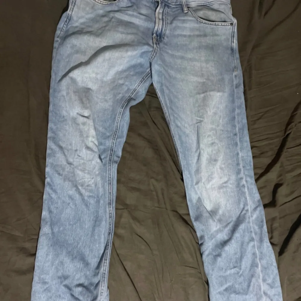 Hej säljer detta par jeans i bra skick köpt för 300kr i ett väldigt bra skick.. Jeans & Byxor.