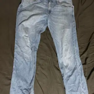 Hej säljer detta par jeans i bra skick köpt för 300kr i ett väldigt bra skick.