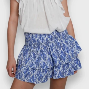 Kjol - Söt kjol från Meet me there i storlek S/M, men passar många då midjan är väldigt stretchig. Oanvänd, endast testad💙 Nypris 418kr