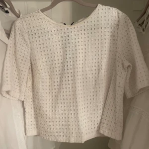 Tröja  - Vit tröja från zara! Är lite kortare i modellen så man ser lite av magen! Kom priv för mer bilder 🙌🤍