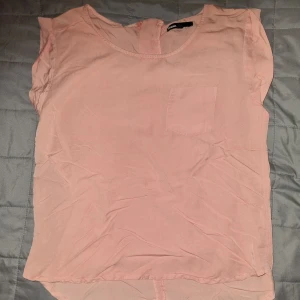 Topp - Ljus Korallfärgad kortärmad topp från minimum. 