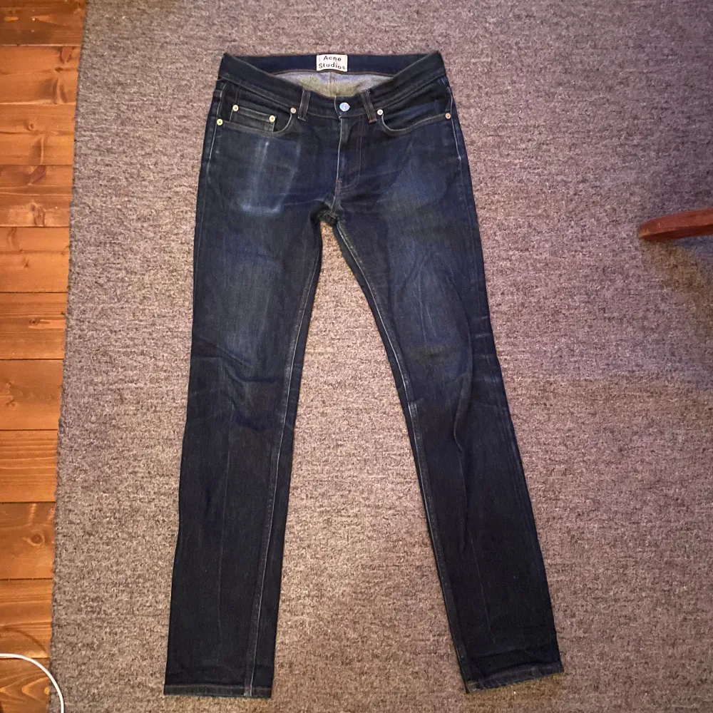Stilrena mörkblå Acne Studios jeans i ett mycket fint skick. Modell: ACE STR RW. Jeans & Byxor.