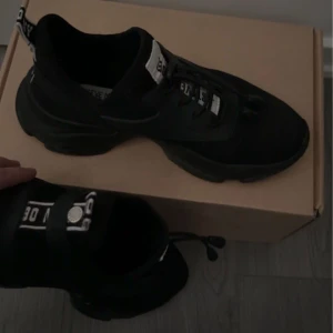 Steve Madden - Säljer dessa Steve Madden sneakers då de inte går åt användning. Sportiga och mycket bekväma. Strl 38, har två par så har även i strl 37 om det önskas. 