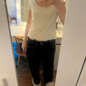 Baggy jeans  - Baggy svarta jeans  Är 164cm lång men byxorna är för korta på mig. Är knappt använda och man kan justera midjan  Priset går att diskutera 💕