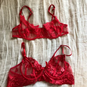 Två röda spetts bh:ar - Spetts bh:ar storlek s/m