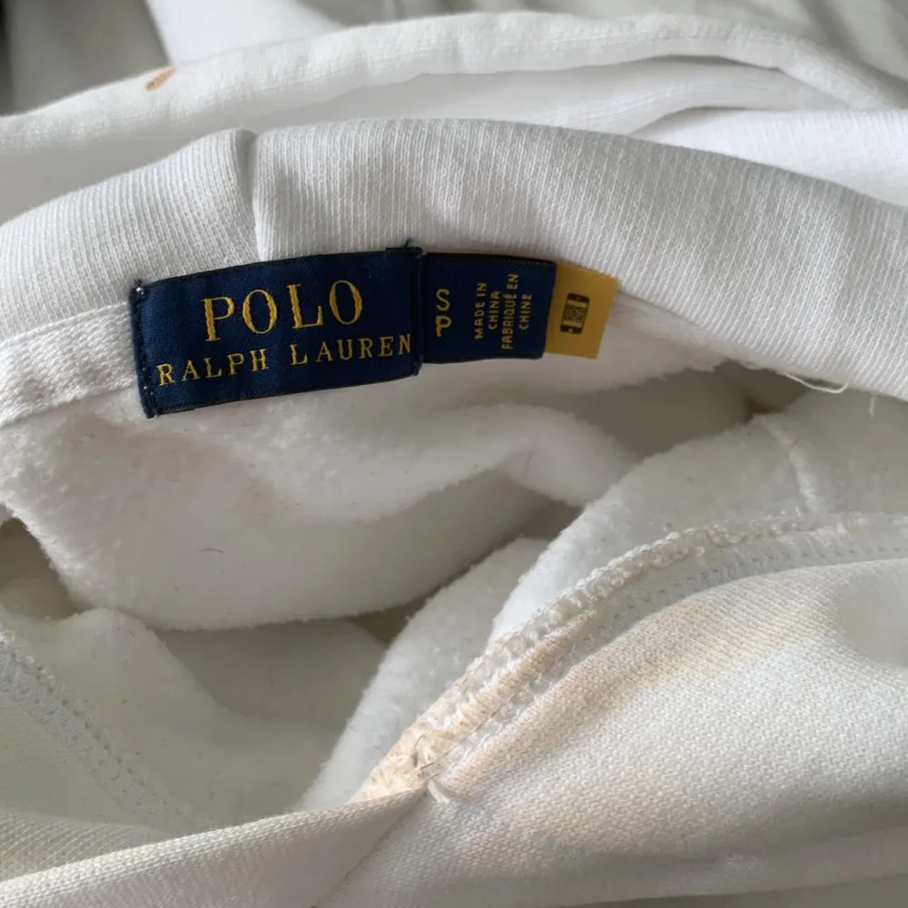 En vit Polo Ralph Lauren hoodie, några små defekter som du ser på bilderna men inget som syns tydligt🤍köptes för 1000, säljes pga växt ur🤍 Skriv för fler bilder eller om du har några frågor, pris kan diskuteras!. Hoodies.