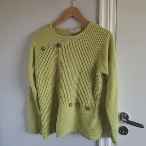 Stickad grön tröja - En jättefin stickad grön tröja från signature experience💚💚 6 st trädetaljsknappar💚 mycket bra skick. skriv om du har frågor!