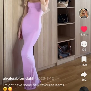 Skims klänning  - LÅNADE BILDER!! Skins klänning i en jättefin rosa färg, säljer pga kom aldrig till användning. Skriv för fler bilder💛