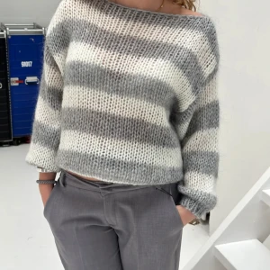 Design by Si knitted sweater - Säljer min design by si tröja! Använd ca 3 gånger. Skickar egna bilder vid intresse💗 nypris 530kr, säljer för 430, pris kan diskuteras! 🎉