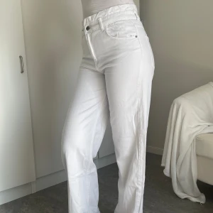 Vit raka byxor  - Säljer ett par superfina raka byxor. Perfekta för sommaren. Passar någon som är ca 170-175 cm lång. Frakt tillkommer, skriv om du har frågor ❤️ HAR FLER BYXOR PÅ MIN SIDA