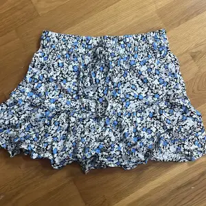 Fin kjol från zara! Den har shorts under så man kan känna sig trygg.