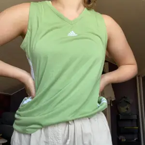 90s adidas linne. Womens modell storlek M Ljusgrön med vita detaljer