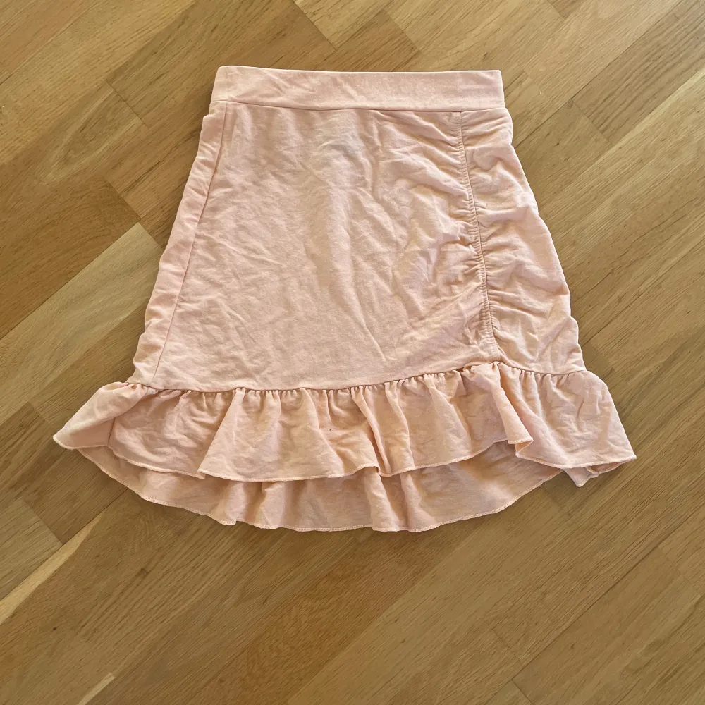 Superkul kjol från Ginatricot som blivit lite liten🧡. Kjolar.