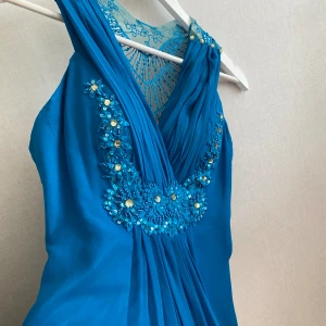 Balklänning  - Fin lång klänning som man kan använda vid exempelvis bal. Det är xxs på men jag tycker det mer är en xs. Finns scarf/ band till. Färg är svår att beskriva men mer mörkblå. Skriv för mer information vid intresse 😁