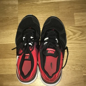 Svart och röda Nike träningsskor - Bra skick bra för att träna och springa i