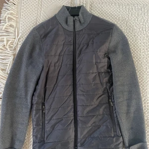 Sommarjacka Massimo Dutti - Säljer en iprincip oanvänd sommarjacka från Massimo Dutti i storlek S, passar dig som är runt 175cm. Använd kanske 20-30 gånger max. Säljes i befintligt skick. Nypris ca 2000kr 