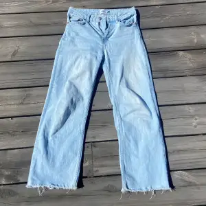 Säljer dessa fina jeans i en ljusblå färg. Mycket sommriga med fransar längst ner:) De sitter bra i längden för mig som är runt 158 och de är lite utsvängda. 