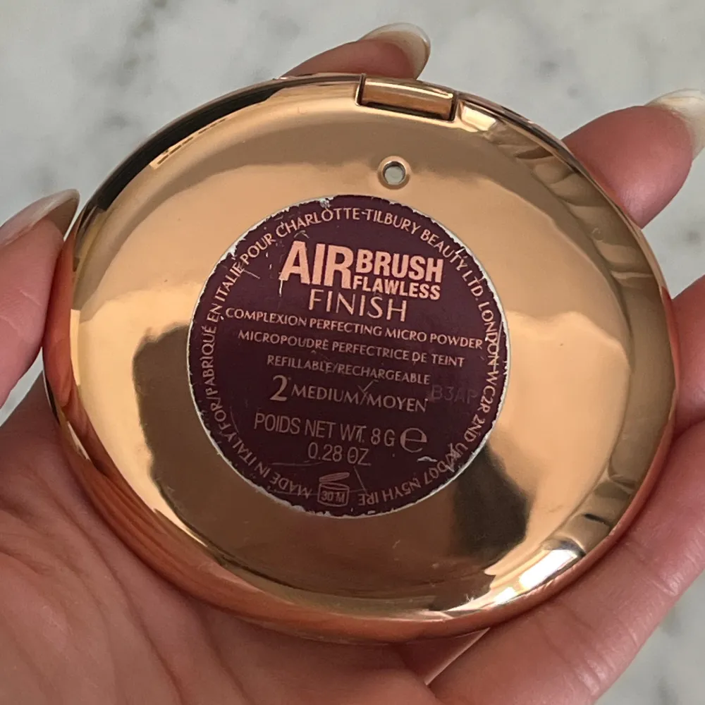 Airbrush Flawless Finish är ett ultra-fine setting powder som suddar ut ojämnheter och synligt reducerar glans.  Färg: 2 Medium Köpt på NK för 580kr Använd några gånger men där är mycket kvar . Övrigt.