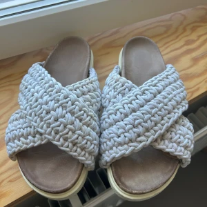 Inuikii tofflor - Säljer dessa tofflor från inuikii i använt skick och därav finns tecken på användning (se bilder) annars superfina och perfekta inför sommaren 