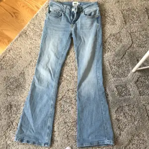 Fina jeans från lager 157. Använd få gånger men säljer då de är för korta för mig. Köpt för 400kr så hälften av priset, men är villig att sänka om det behövs!😊