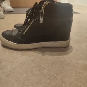Sneakers med klack - Jättefina sneakers med klack. Använda fåtal gånger. Skriv vid funderingar 🥰