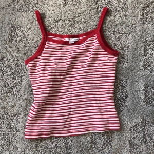 Fin t-shirt! - En fin t-shirt ifrån H&M!  Det står att den är i storlek 146/152 men passar på mig som har storlek xs!