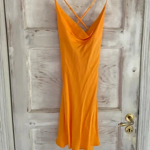 Orange satin Klänning  - Super somrig och fin klänning i strl M Oanvänd med prislapp kvar!