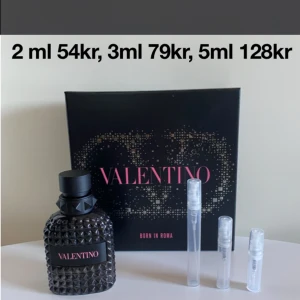 2 ml 54kr, 3ml 79kr, 5ml 128kr av Valentino born in Roma  - Valentino born in Roma är en riktigt god sommar och vinterparfym. Den har dethär sötanoterna och akvatiskanoterna på samma gång. Det gör att man kan ha den året runt. Den håller också länge på huden. Om ni har frågor eller vill köpa så skicka i dm.