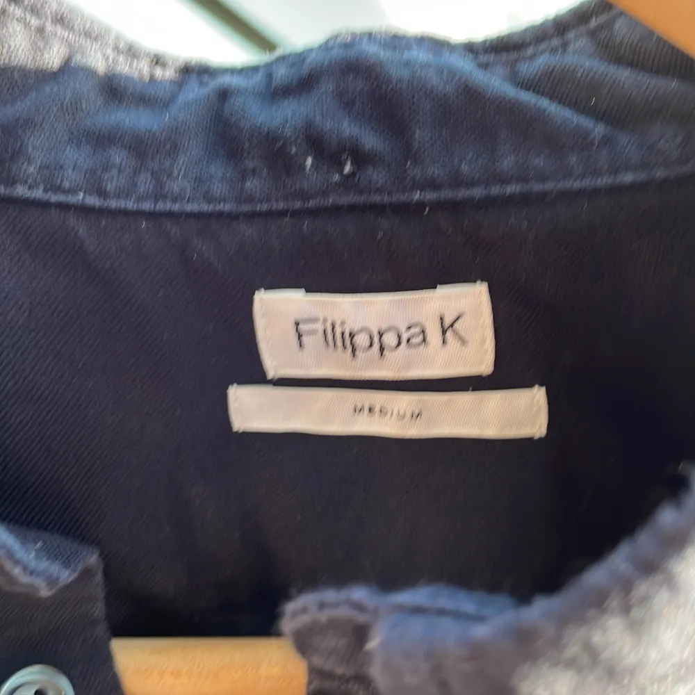 Tja, säljer en snygg marinblå Filippa K skjorta i väldigt bra kvalité och i storlek M 100% cotton. Skriv om du har några frågor 😊✍🏻. Skjortor.