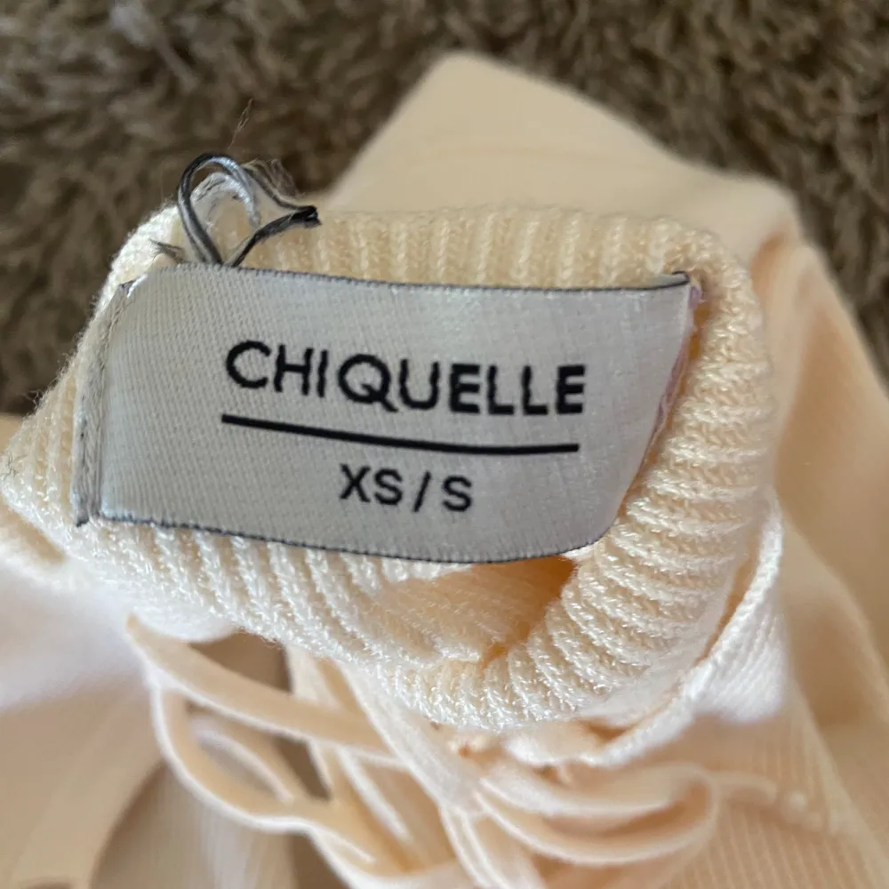 Säljer min cream vita klänning från Chiquelle. Den är endast använd 2 gånger, superbra skick. Storlek XS/S men skulle säga att den är stor i storleken passar mig som brukar ha S/M. Säljs inte längre på hemsidan så företaget stängt ner. . Klänningar.