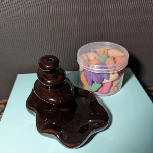 Rökelse  - Rökelse dofter ingår, röken är tyngre än luft så det åker genom hålet och fyller rökelsen.