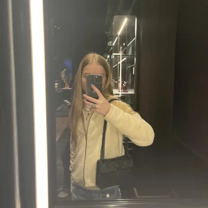 Kurt Greiger - Säljer denna assnygga Kurt Greiger väska med svarta diamanter på. Bara några som fattas men inget som syns!❤️