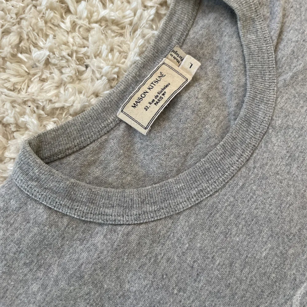 ‼️VI TAR EJ BYTEN‼️ Maison Kitsune Paris T-Shirt | Skick: 8,5/10 | Storlek L (TTS) | Fraktar inom 24H efter köp, på köparens bekostnad 📦 | Hör av dig vid minsta fråga eller fundering 💭. T-shirts.