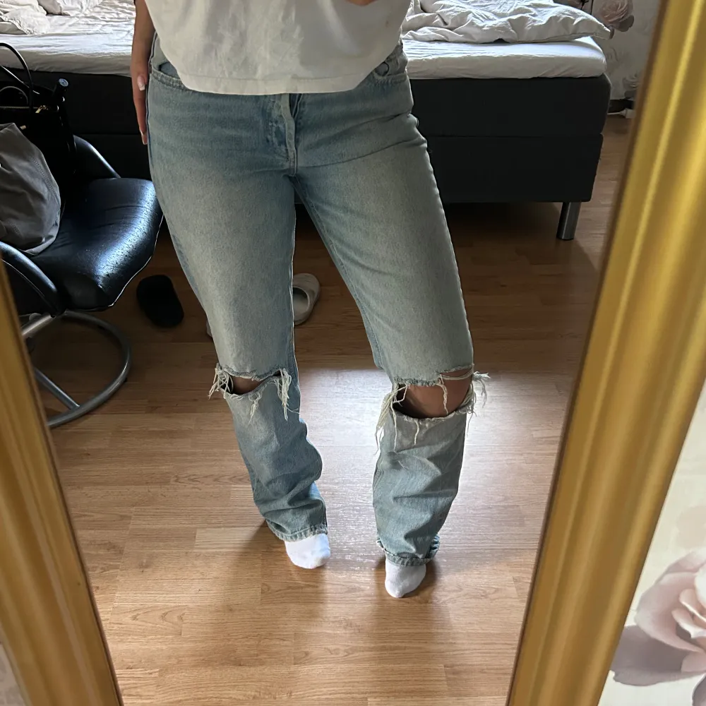 Ett par jättefina zara jeans som är Mid waist! Strl 38 men skulle säga att de även passar 36😊 är 162 men de passar även någon som är 170💞. Jeans & Byxor.