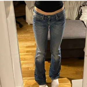 Lågmidjade jeans - Säljer dessa superfina lågmidjade jeans då dom tyvärr är för små. Midjemått: 35cm innerbenslängd: 78 cm Skriv vid intresse🤍🤍