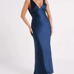 Säljer min jätte fina satin klänning från Meshki. Jätte bra skick, enbart använd en gång! Klänningen är marinblå och öppen i ryggen, passar även jättebra som balklänning💕Skriv privat för mer bilder, är öppen för prisförslag!