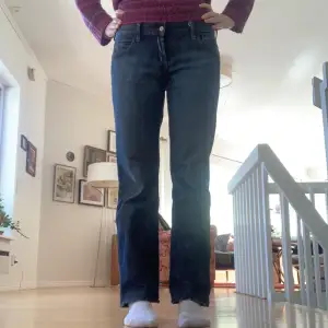 Fina lågmidjade jeans som jag sytt upp, vilket syns i sista bilden 🥰. Jag uppskattar storleken till 36/S.