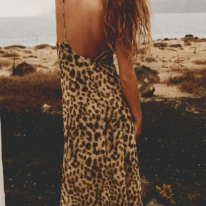 Leopard klänning  - Den super populära leopard klänningen från zara. Köpte två storlekar och säljer den i S. 