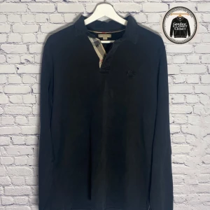 Burberry piké  - Sjukt snygg Burberry piké, inköpt för 3999kr   Lite slitage på ärmen, därav priset, (kom pv för bild) 