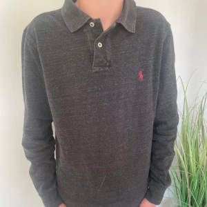 Polo Ralph Lauren Piké  - En långärmad Polo Ralph Lauren piké i storleken M men passar S. Tröjan har inga defekter. Skriv för fler frågor!