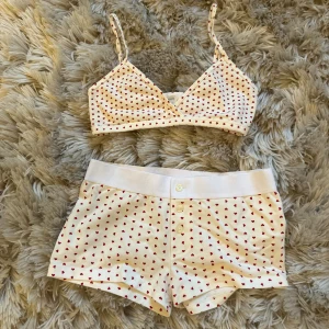 Brandy melville set - Pyjamasset med hjärtan från brandy melville. Enbart testat. One size