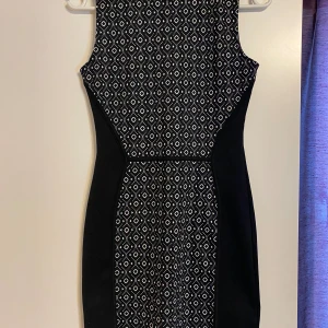 Cocktailklänning - Säljes i jättefint skick. Använd vid endast ett tillfälle.  Ger en väldigt smickrande silhuett!  Kolla gärna in mina andra annonser för samfrakt. Katt finns i hemmet (allergivänlig ras).