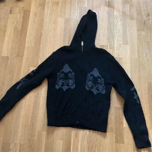 Evisu Hoodie - Stickad Evisu hoodie i ull! Mycket bra skick och superfin🤝