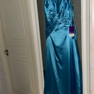 Helt ny balklänning  - Helt ny balklänning storlek      38/M. Inköpt från  JJ house. Beställde två storlekar därför är denna aldrig använd. 