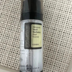 Cosrx dual essnce  - Säljer detta serum med snigelslem och niacinamide då den inte kommer till användning. Provat 2 pump så iprincip helt full
