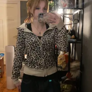 Super fin zip up hoodie med cheetah prints💖